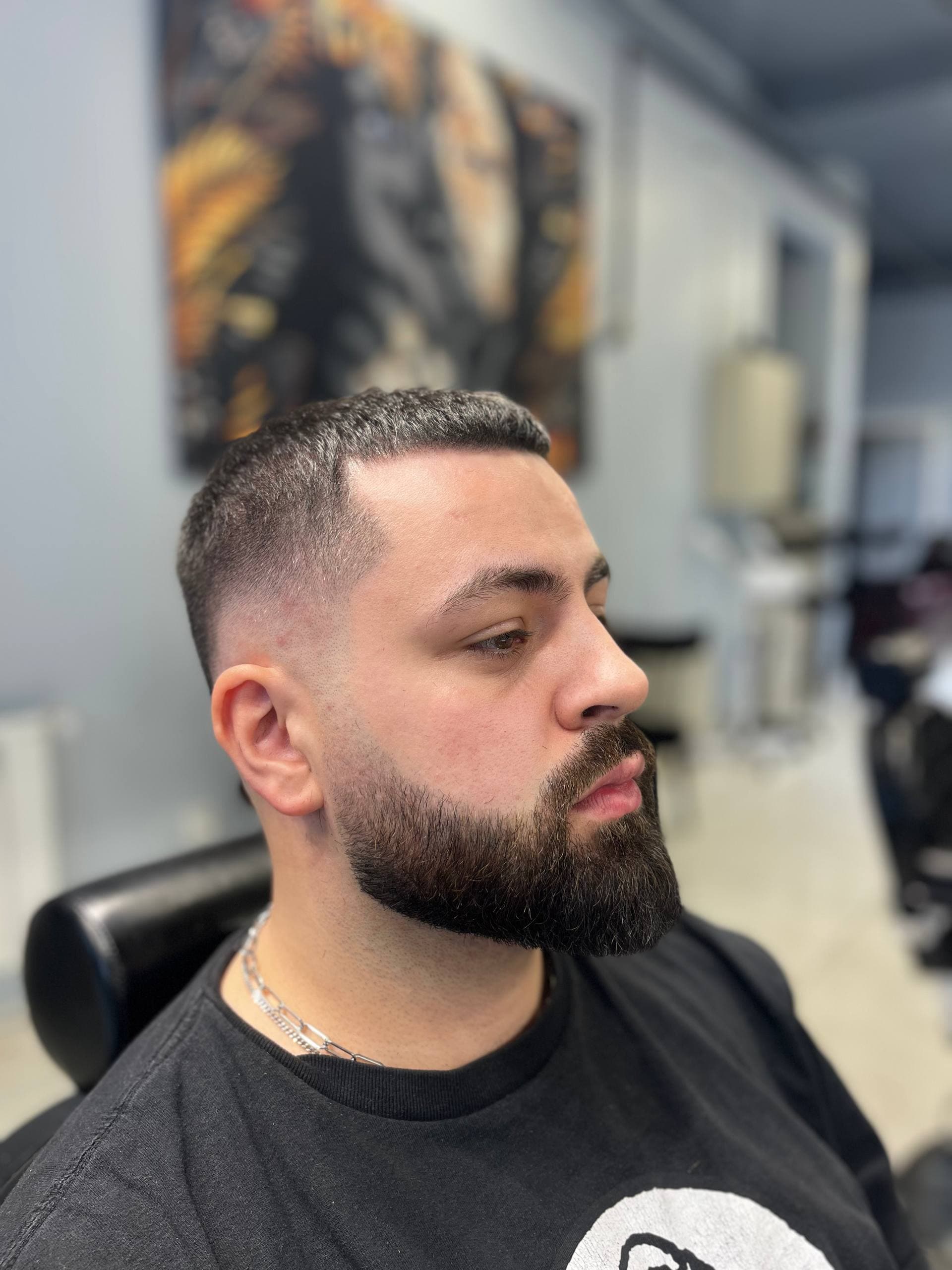 İstanbul’da temiz geçişli ve dokulu üst formda profesyonel skin fade erkek saç kesimi